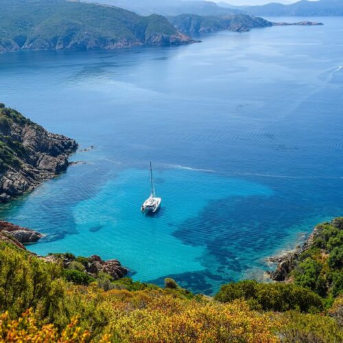 Vacanze in barca a vela : che cos’è e perché scegliere il catamarano